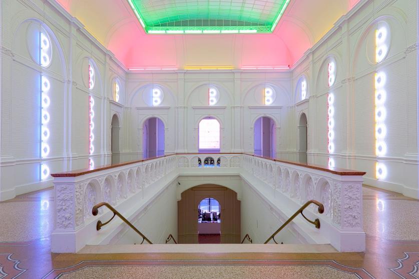 Trappenhuis en bovenhal van het Stedelijk Museum – oorspronkelijk wit geverfd in opdracht van directeur Willem Sandberg, nu verrijkt met neon-kunstinstallaties.